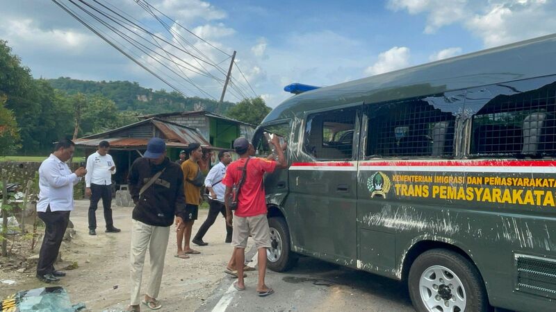 Mobil Transpas Lapas Tuban terguling.