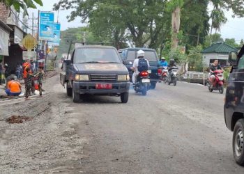 Peninggian jalan.