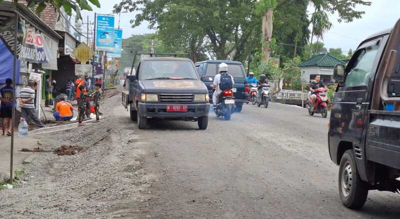 Peninggian Jalan di Kepanjen, Warga Malang Ngeluh Akses Curam ke Rumah dan Toko 1 Peninggian jalan.