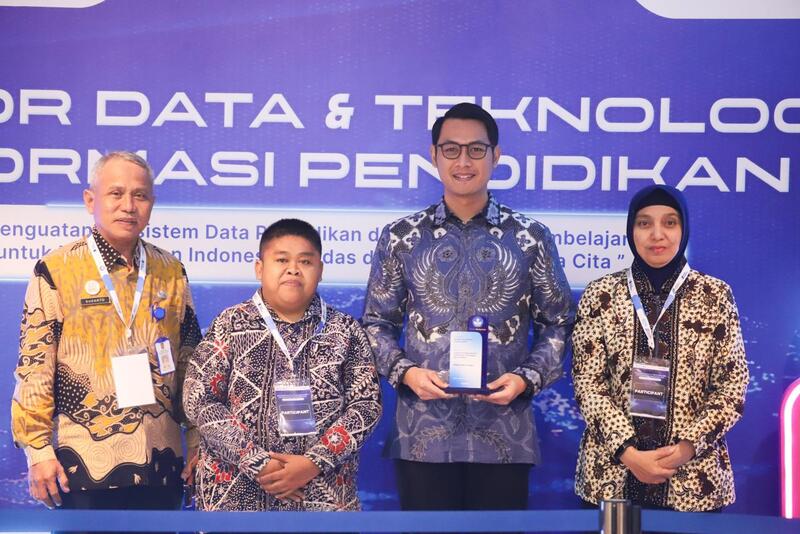 Diakui Nasional, Kabupaten Tuban Raih Penghargaan Terbaik Mapan Kelola Data Pendidikan dan Transformasi Digital 1 Kabupaten Tuban.