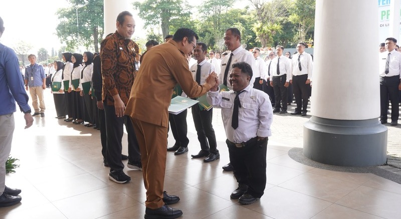 1.233 ASN PPPK Kota Batu Resmi Diangkat, Ada Pegawai Paruh Waktu Difabel 1 ASN PPPK Kota Batu.