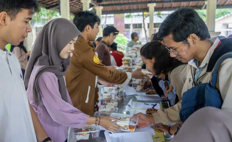 UAS tanpa Lapar, Unesa Bagikan 39 Ribu Sarapan Bergizi Gratis untuk Mahasiswa 1 Unesa.