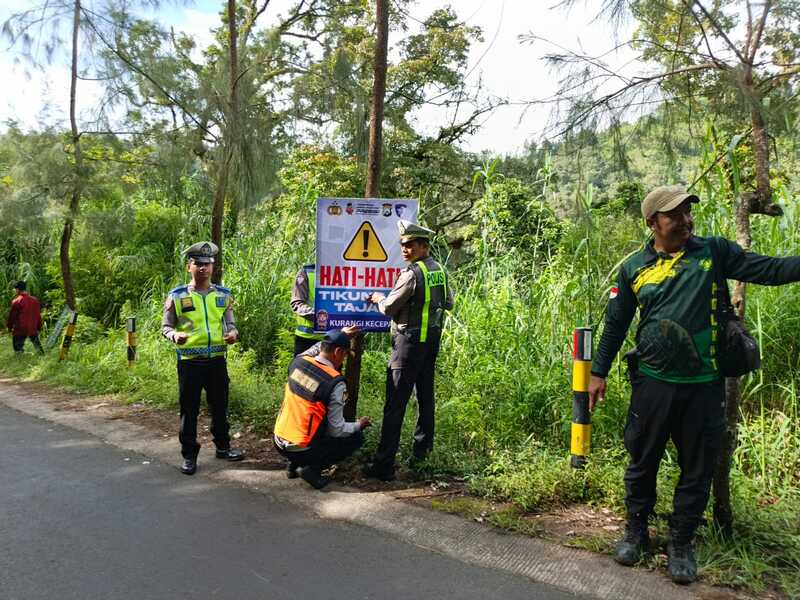 Pastikan Keselamatan Wisatawan, 400 Jeep Wisata Bromo Dicek Jelang Liburan Tahun Baru 2 Jeep di wisata Bromo.