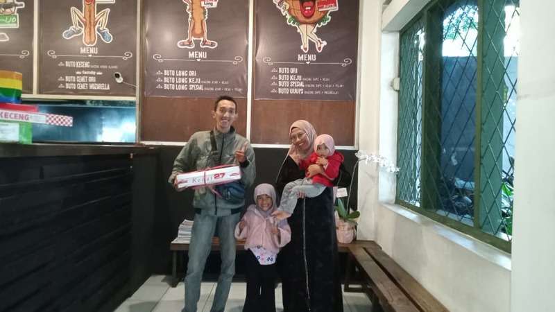 Pelanggan Burger Buto Malang.