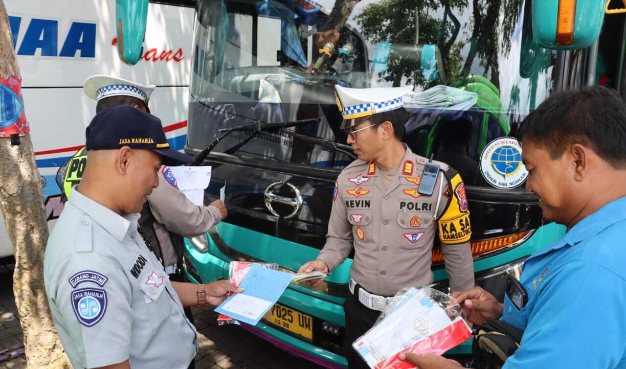 Polres Batu Sidak Ramp Check Belasan Bus Pariwisata, Cegah Rem Blong Terulang saat Nataru 2 Bus pariwisata di Kota Batu.