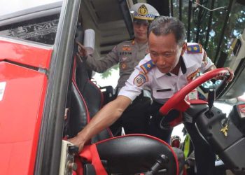 Bus pariwisata.