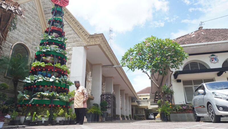 Natal di Jember 2025, Sayuran Hiasi Pohon Natal sebagai Simbol Ketahanan Keluarga 1 Natal di Jember.