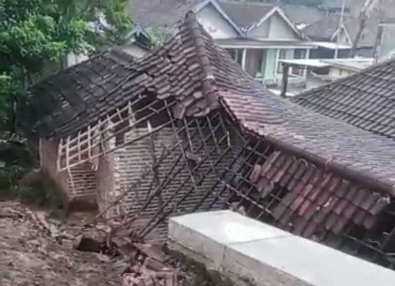 Longsor di Trawas Mojokerto Akibat Hujan Deras, 1 Rumah Warga Porak Poranda 1 Longsor di Trawas.