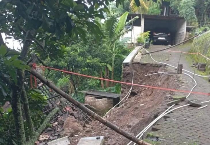 Longsor di Trawas Mojokerto Akibat Hujan Deras, 1 Rumah Warga Porak Poranda 2 Longsor Trawas Mojokerto.