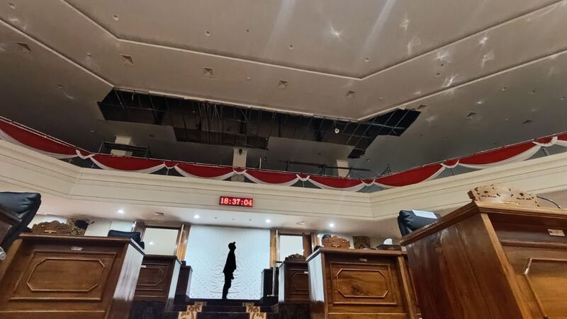 Baru Diresmikan 2023, Atap Gedung Paripurna DPRD Bojonegoro Ambrol Dihantam Cuaca Ekstrem 1 DPRD Bojonegoro.