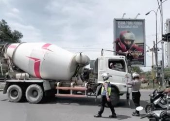 Kendaraan besar di Mojokerto.