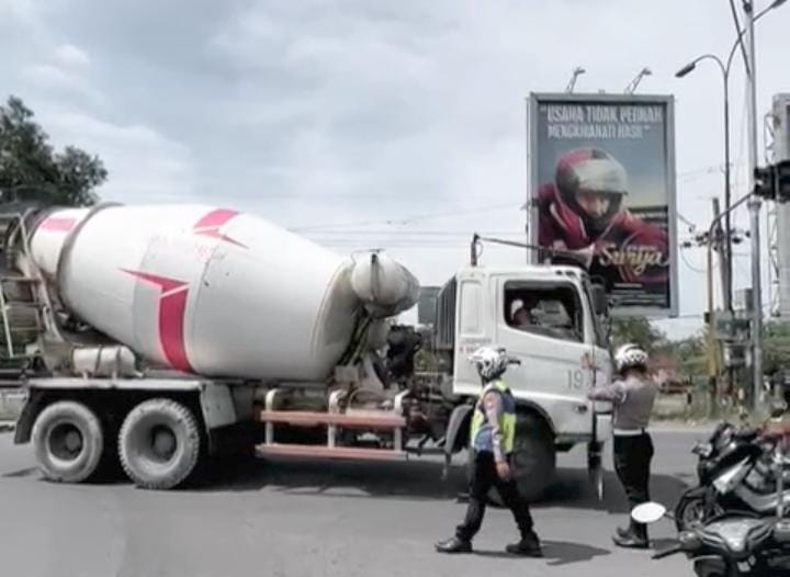 Kendaraan Besar di Mojokerto Dipaksa Putar Balik, Sopir Nekat Lewati Jembatan Gajah Mada 1 Kendaraan besar di Mojokerto.