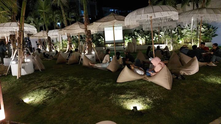 10 Tempat Nongkrong Tercantik di Malang, Bisa Ngopi Bareng Kuda hingga Sky Lounge di Atas Awan! 7 Daftar tempat nongkrong tercantik di Malang.