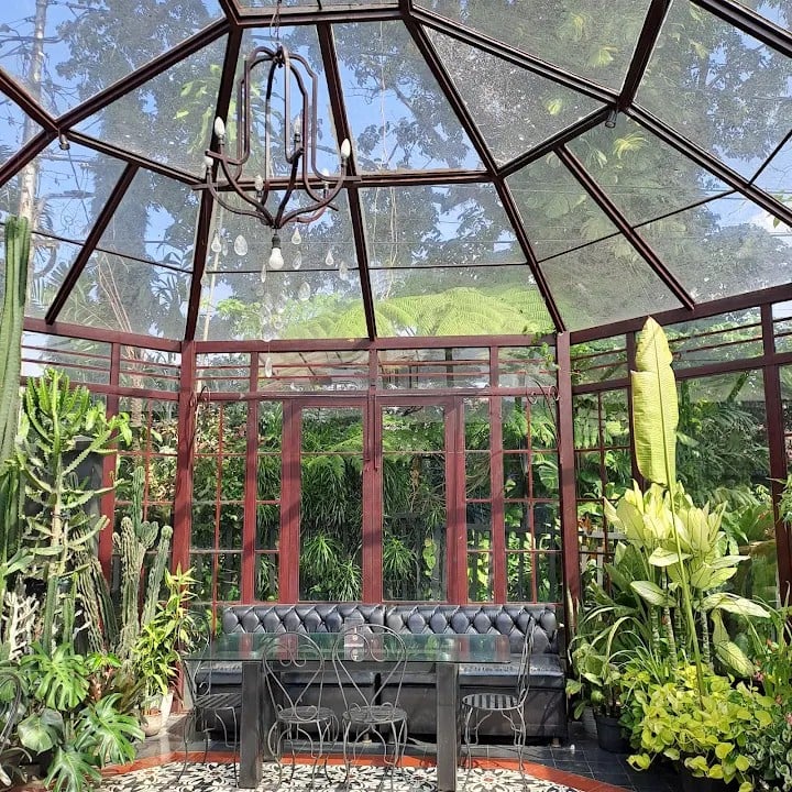 10 Tempat Nongkrong Tercantik di Malang, Bisa Ngopi Bareng Kuda hingga Sky Lounge di Atas Awan! 8 Tempat nongkrong tercantik di Malang 2026.
