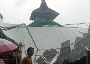 Atap Masjid di Pasuruan Ambruk