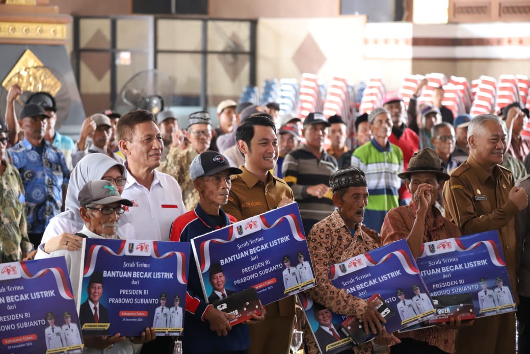 100 Becak Listrik dari Presiden Prabowo Diserahkan pada Tukang Becak Lansia Tuban 1 Becak Listrik dari Presiden Prabowo