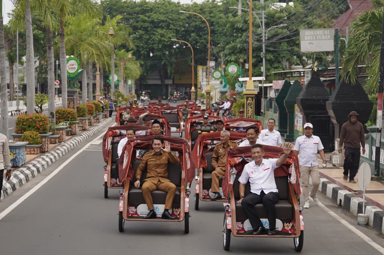100 Becak Listrik dari Presiden Prabowo Diserahkan pada Tukang Becak Lansia Tuban 2 Becak Listrik dari Presiden Prabowo