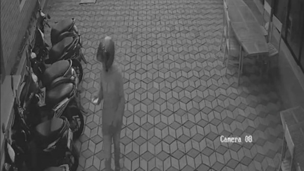 Aksi Pelaku Curanmor di Pasuruan Terekam CCTV Santai Pilih Sepeda Motor Sasaran 1 Pelaku Curanmor di Pasuruan