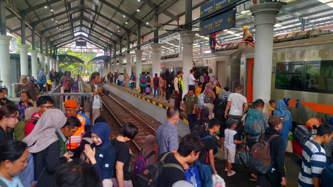 Penumpang Kereta Api Padati Stasiun