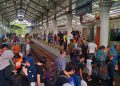 Penumpang Kereta Api Padati Stasiun