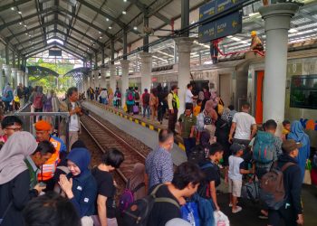 Penumpang Kereta Api Padati Stasiun