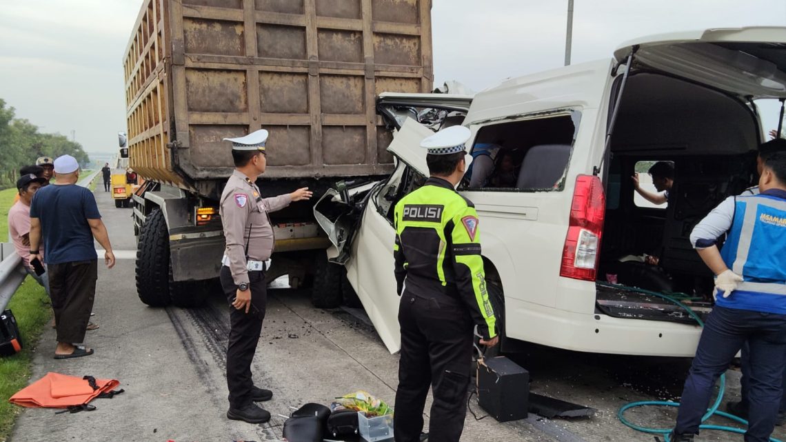 Kecelakaan Hiace vs Truk di Tol Malang-Pandaan