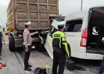Kecelakaan Hiace vs Truk di Tol Malang-Pandaan