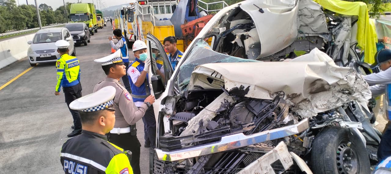 Kecelakaan Hiace vs Truk di Tol Malang-Pandaan
