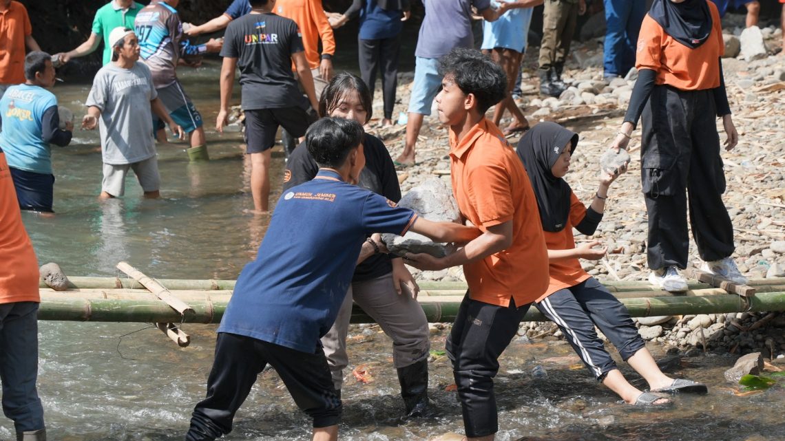 Mahasiswa di Jember Pasang Bronjong di Kaliwates untuk Cegah Longsor Susulan 1 mahasiswa di Jember