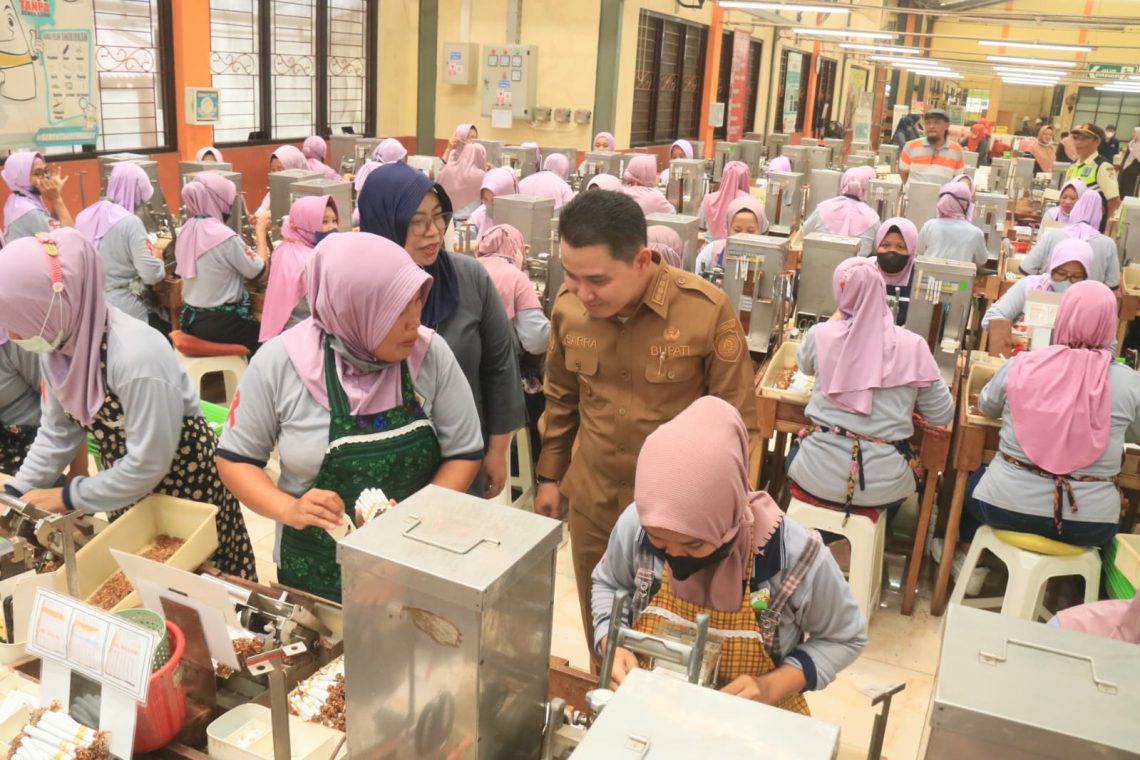 Ilustrasi Buruh bersama Bupati Mojokerto (Foto Kominfo)