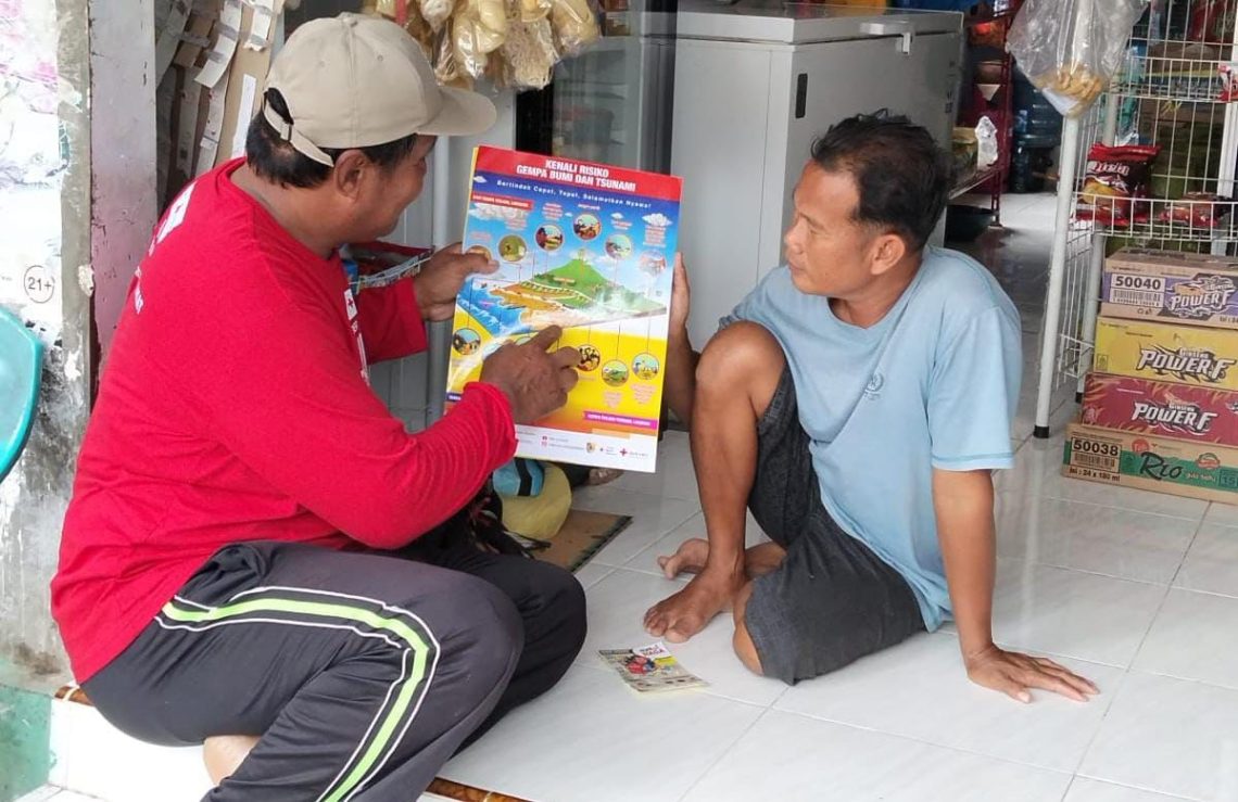 PMI Jember dan mitranya asal Jepang, JRCS melakukan evaluasi ketangguhan warga di pesisir Kabupaten Jember hadapi bencana. (Foto: Dok. PMI Jember)