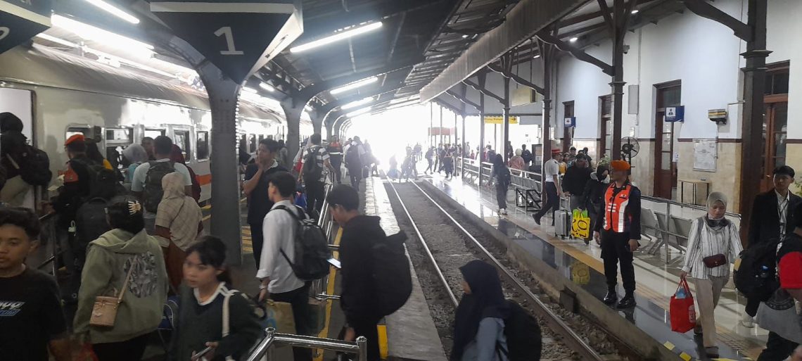 Lonjakan Penumpang KA di Stasiun Jember Jelang Natatu Hampir 10 Persen 1 Stasiun Jember
