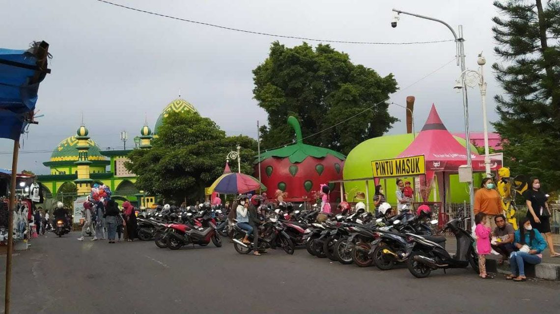 Parkir jukir liar.