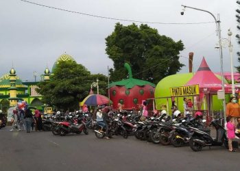 Parkir jukir liar.