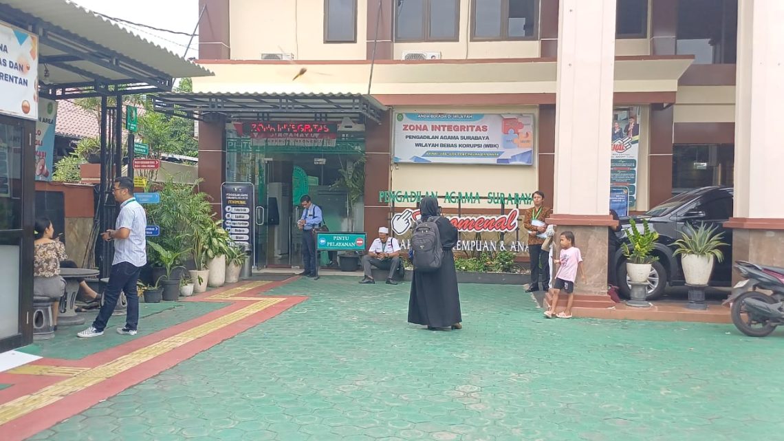 Angka Cerai gugatan istri di Surabaya berlipat jumlahnya dibanding talak suami. Ilustrasi Kantor Pengadilan Agama (PA) Surabaya. Foto: M Khaesar/ Tugujatim.id