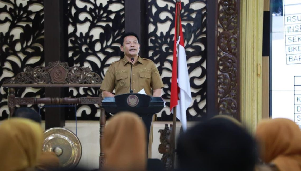 Bupati Sidoarjo H. Subandi saat memberikan sambutan di Pendopo Delta Wibawa pada penyerahan Perjanjian Kinerja Kepala Daerah 2026 dan penandatanganan kerja sama pengelolaan gaji P3K (26/1/2026).