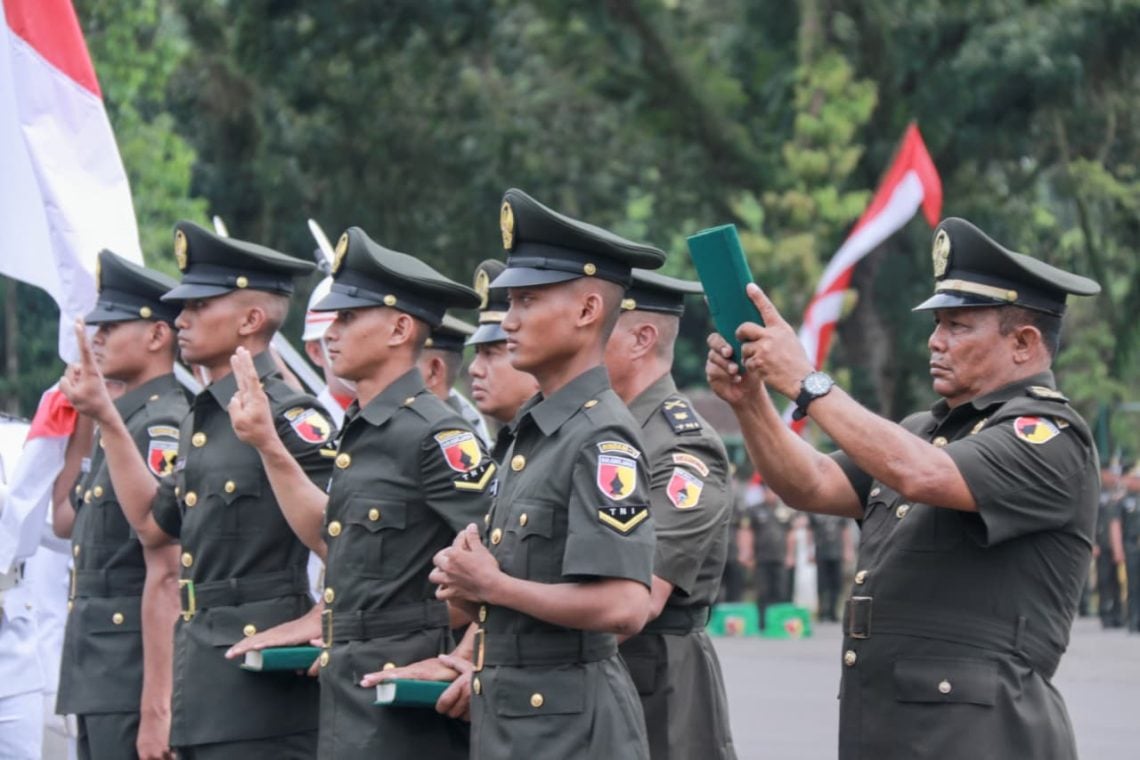 Jember Lahirkan Barisan Prajurit Sersan Dua Baru, Kasdam Brawijaya: Ini Baru Awal Pengabdian 1 Pengangkatan barisan prajurit berpangkat Serda di Lapangan Secaba Rindam V/Brawijaya Jember. (Foto: Dok. Diskominfo Jember)