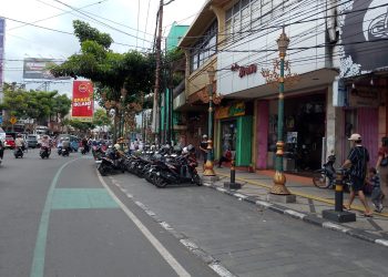 Sepeda Motor Parkir