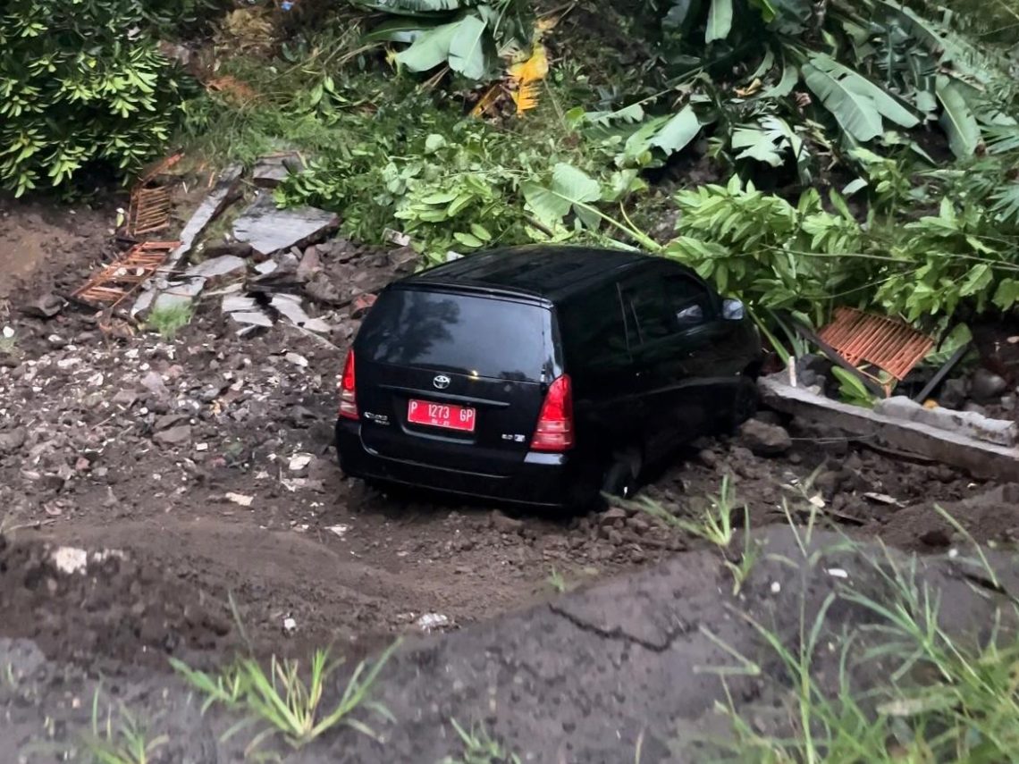 Mobil dinas tercebur sungai
