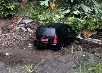Mobil dinas tercebur sungai