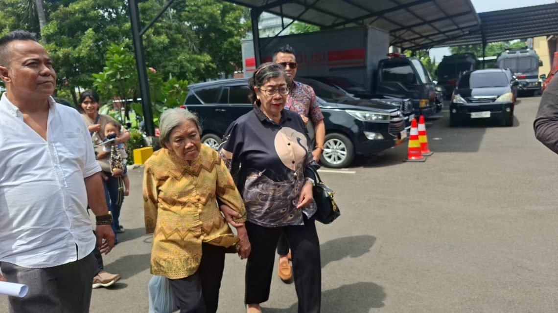 Kembali Datangi Polda Jatim, Nenek Elina Jalani Pemeriksaan Kasus Pemalsuan Dokumen 1 Nenek Elina kembali mendatangi Polda Jatim, Rabu (14/1/2026) Foto: M Khaesar