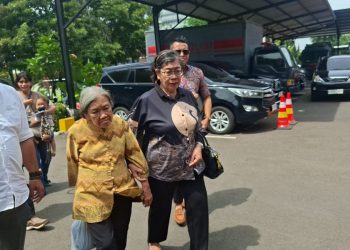 Kembali Datangi Polda Jatim, Nenek Elina Jalani Pemeriksaan Kasus Pemalsuan Dokumen
