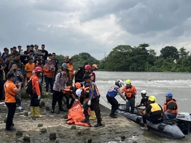 Sesosok Jenazah Misterius Ditemukan Mengambang di Sungai Brantas Mojokerto 1 Jenazah Misterius