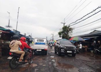 Jalan kembar di Pasar Gadang.