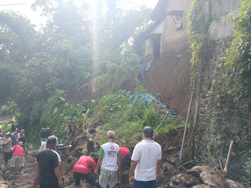 2 Titik Longsor di Wajak Malang Sempat Tutup Akses Jalan, Belasan KK Terdampak 2 Titik longsor Wajak.