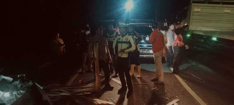 Terkenal Berbahaya, Truk Rem Blong Tabrak 2 Kendaraan di Tikungan Mbah Singo Gumitir Jember 1 Truk rem blong.