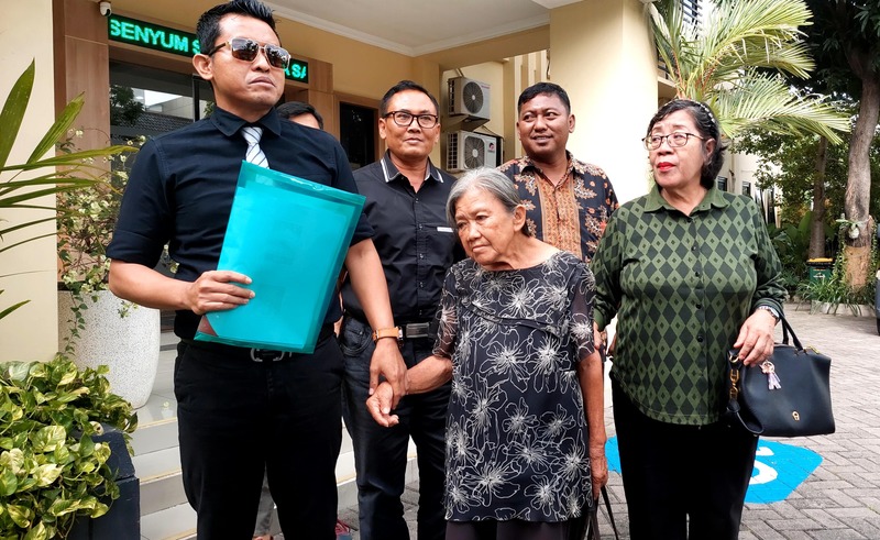 Nenek Elina Kembali ke Polda Jatim, Laporkan Dugaan Pemalsuan Dokumen Tanah 1 Nenek Elina.