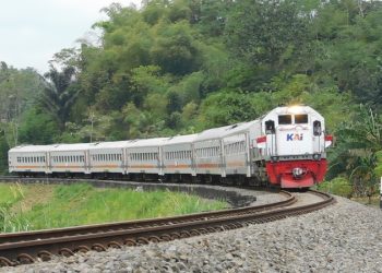 Tiket kereta api.