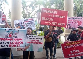 Buruh pabrik furnitur.