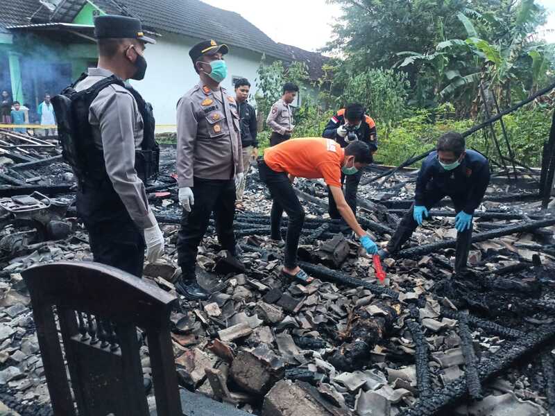 Kebakaran rumah Tuban.